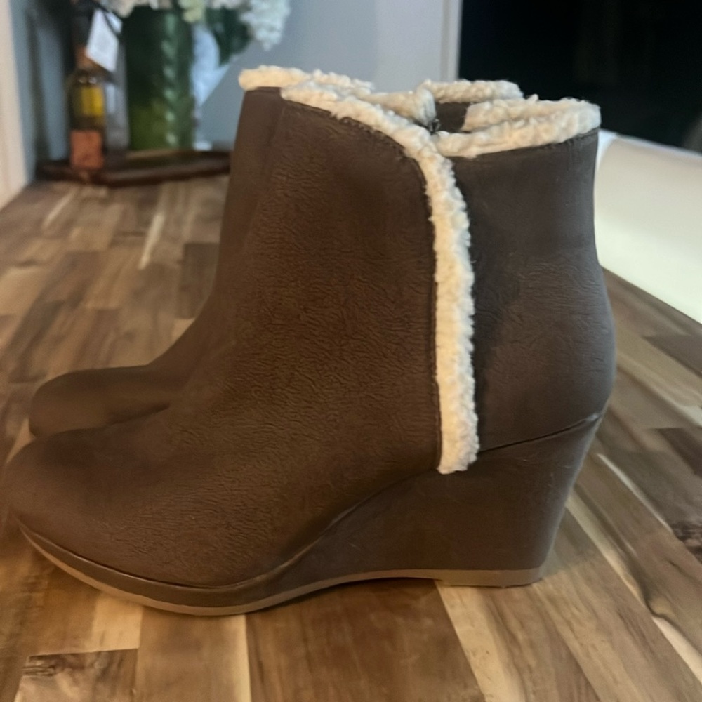Woman’s 7.5 Wedge Booties